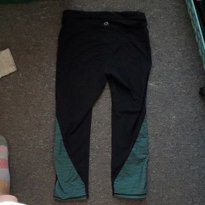 GapFit Capri Accent Yoga Pant - XS